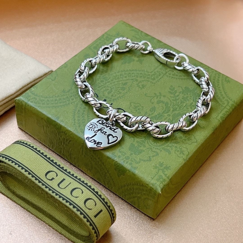 G*u*i bracelets